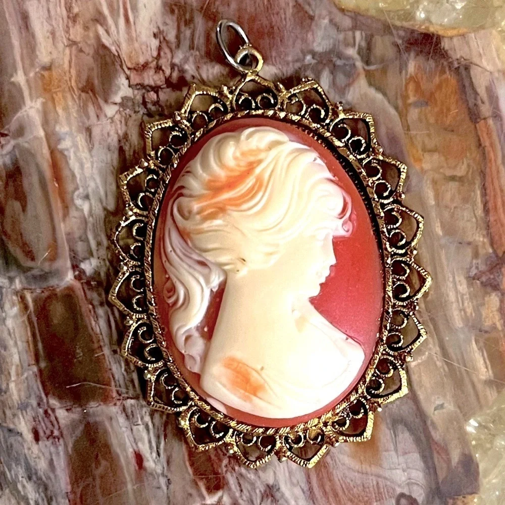 Cameo Bakelite Gold Vintage Pendant Necklace - Picture 2 of 4